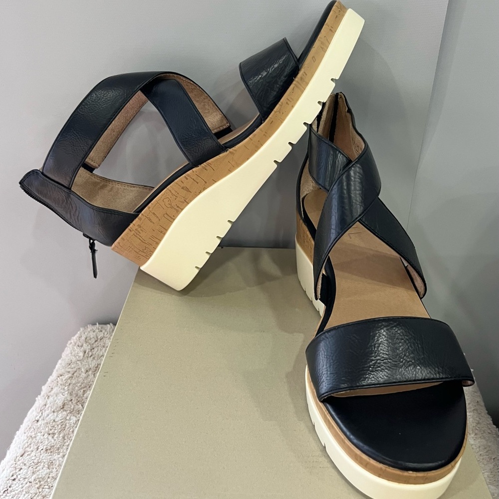 SOUL Naturalizer Black and Tan Sandals - Picture 4 of 6